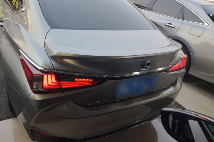 雷克萨斯ES 2018款 300h 卓越版 国V车身外观6