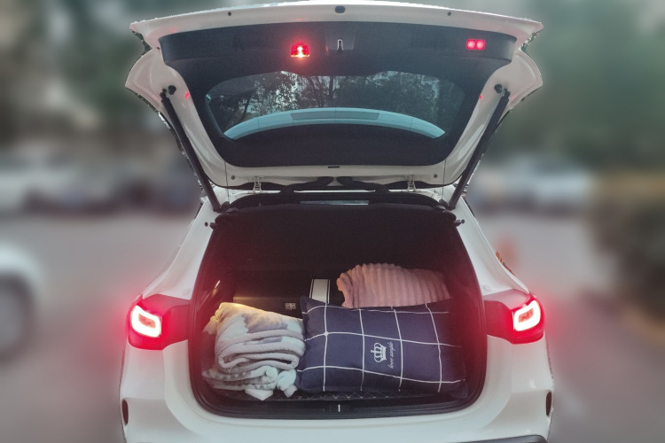 奔驰EQA 2022款 EQA 300 4MATIC 首发特别版中控内饰23