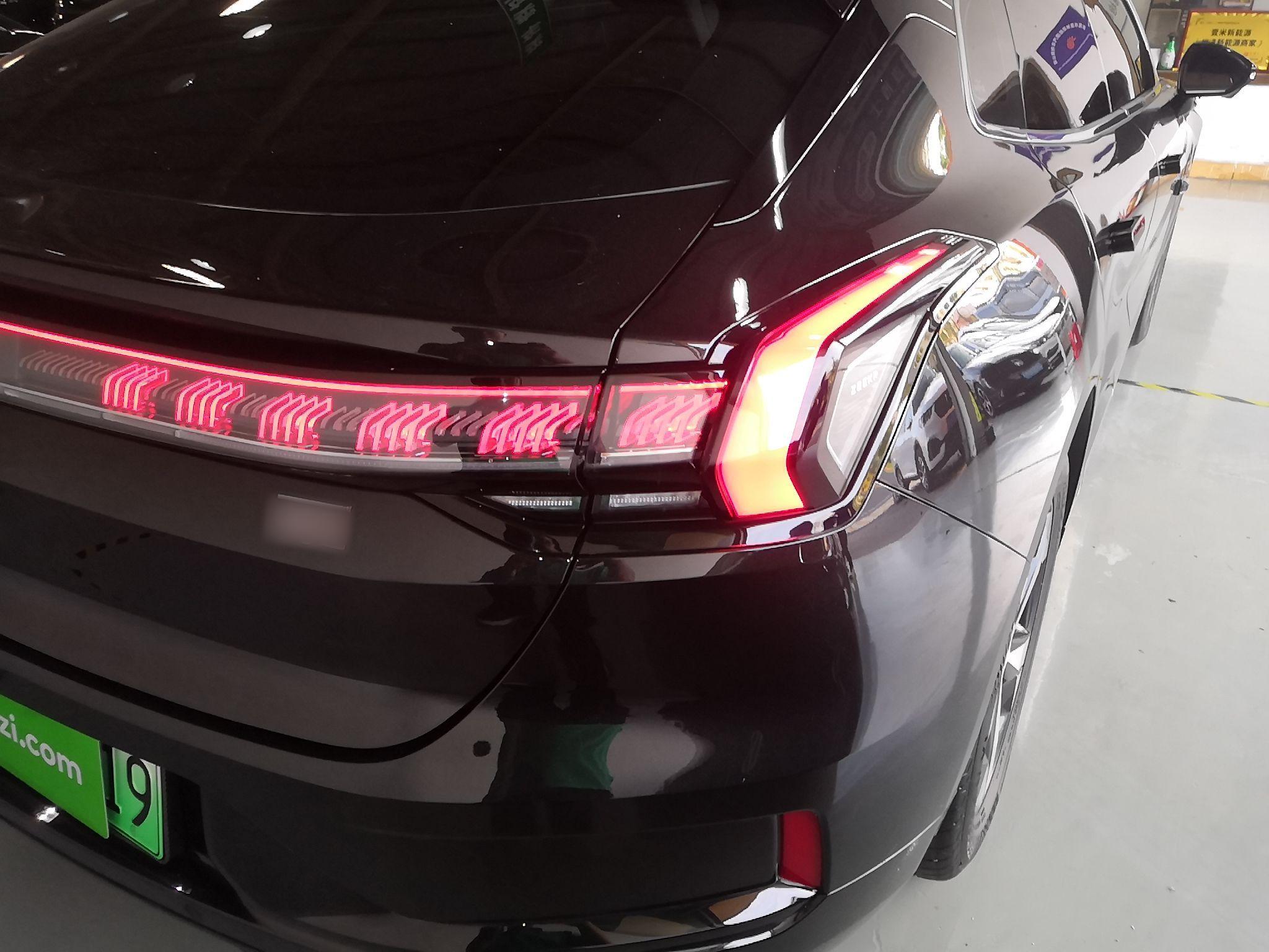 极氪001 2022款 长续航双电机 WE版