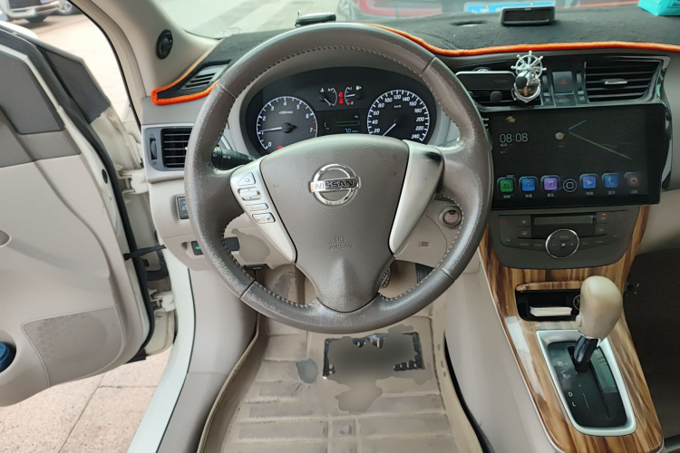 日产 轩逸 2014款 1.6XV CVT尊享版中控内饰13