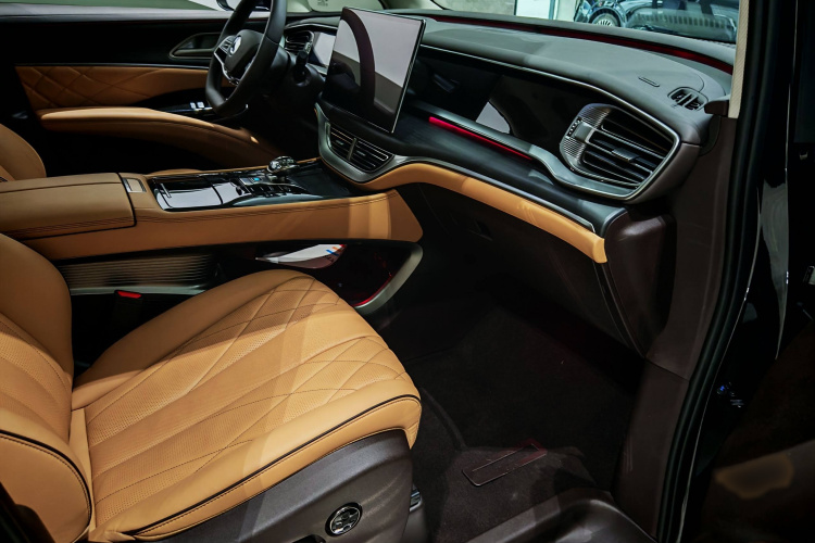 腾势D9 2024款 DM-i 980 四驱尊荣型中控内饰7013