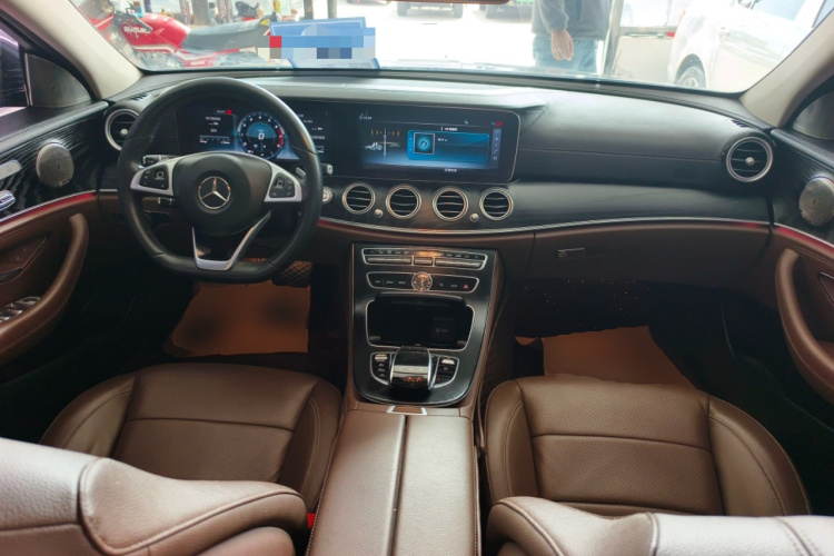 奔驰E级 2018款 改款 E 300 L 运动时尚型中控内饰7002