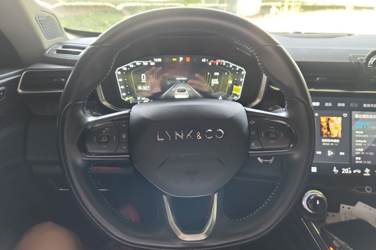 领克05 2022款 2.0TD 两驱耀Halo中控内饰13