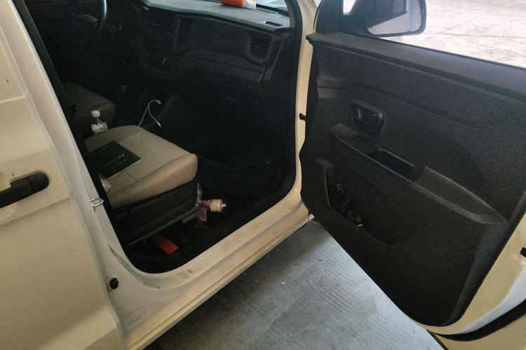 五菱汽车 五菱宏光V 2022款 1.5L劲取版液压助力LAR局部细节9005