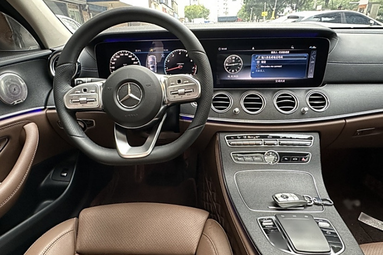 奔驰E级 2019款 E 200 L 运动型中控内饰7004