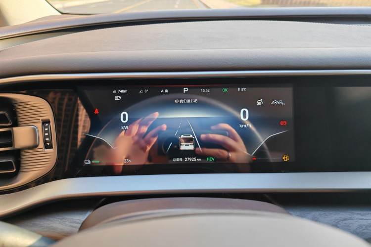 腾势D9 2024款 DM-i 980 四驱尊贵型中控内饰7010