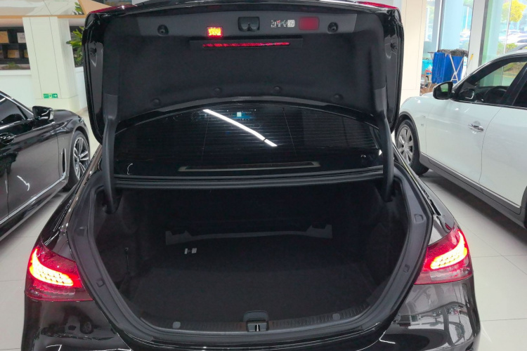 奔驰E级 2023款 改款 E 300 L 时尚型机舱底盘23