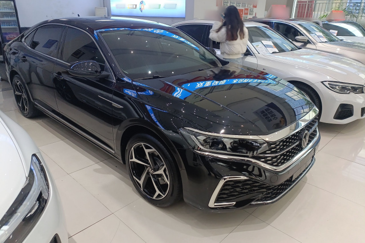 大众 帕萨特 2025款 出众款 330TSI 星空精英版车身外观3