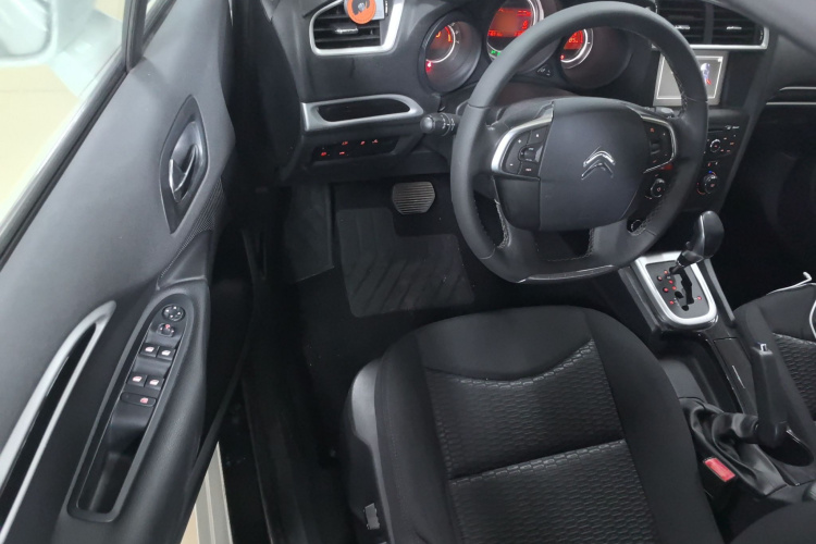 雪铁龙C4L 2015款 1.2T 自动豪华版中控内饰7003