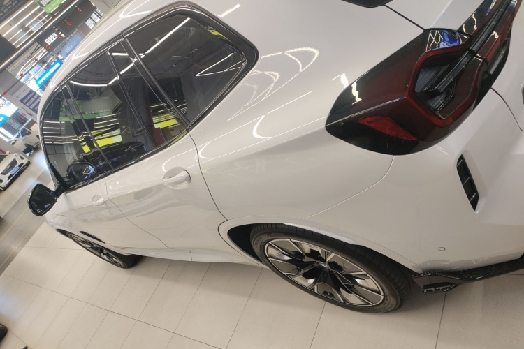 宝马iX3 2024款 创领型车身外观4