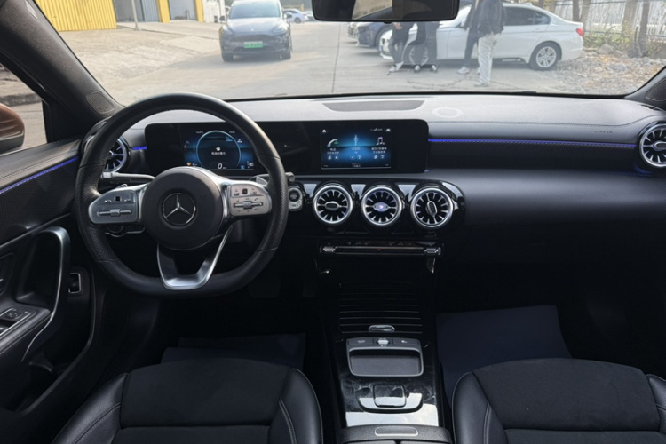 奔驰A级 2020款 A 180 L 运动轿车中控内饰7003