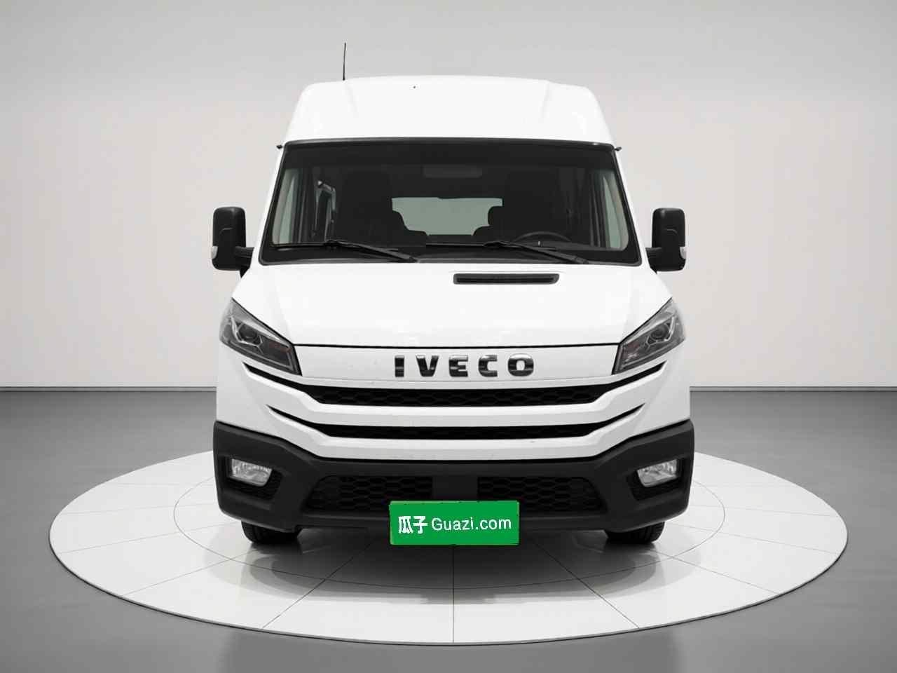 依维柯得意 2023款 2.5T A37M1长轴中顶双胎侧拉门5-9座(1)