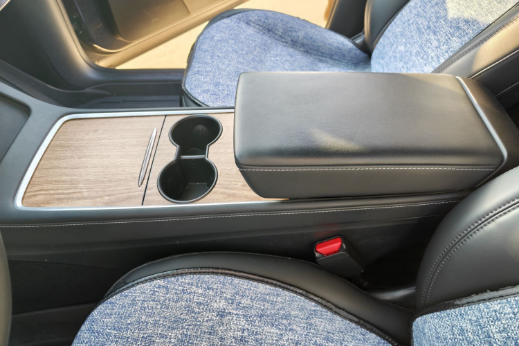 特斯拉 Model Y 2021款 长续航全轮驱动版中控内饰7006