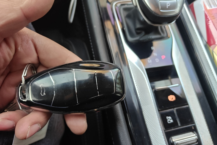 红旗H5 2023款 2.0T 自动智联旗畅版中控内饰7001