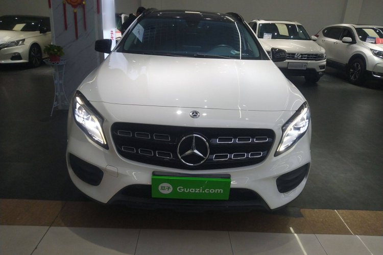 奔驰GLA 2018款 GLA 220 4MATIC 运动型车身外观2
