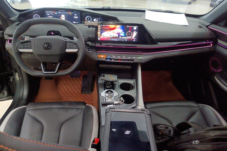 长安UNI-V 2023款 1.5T 尊贵型中控内饰7002