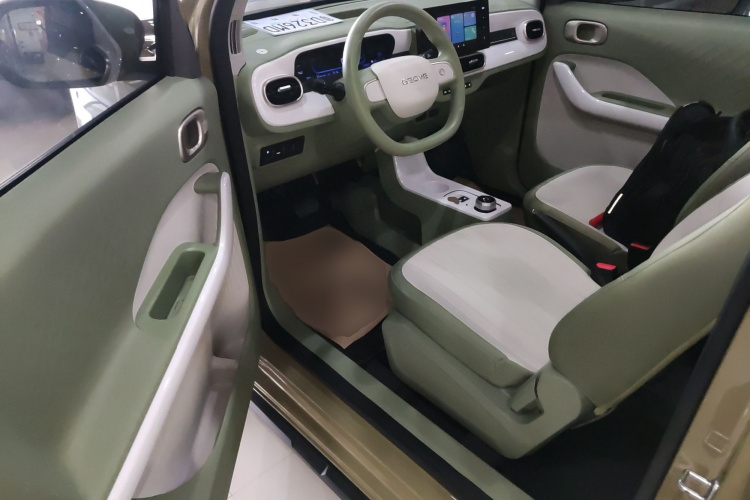 吉利银河 2025款 210km 熊猫骑士中控内饰7003