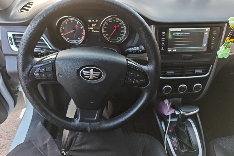 奔腾B30 2016款 1.6L 自动尊享型中控内饰13