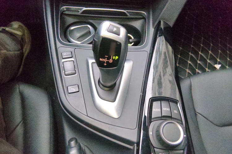 宝马3系 2017款 318i 时尚型局部细节18