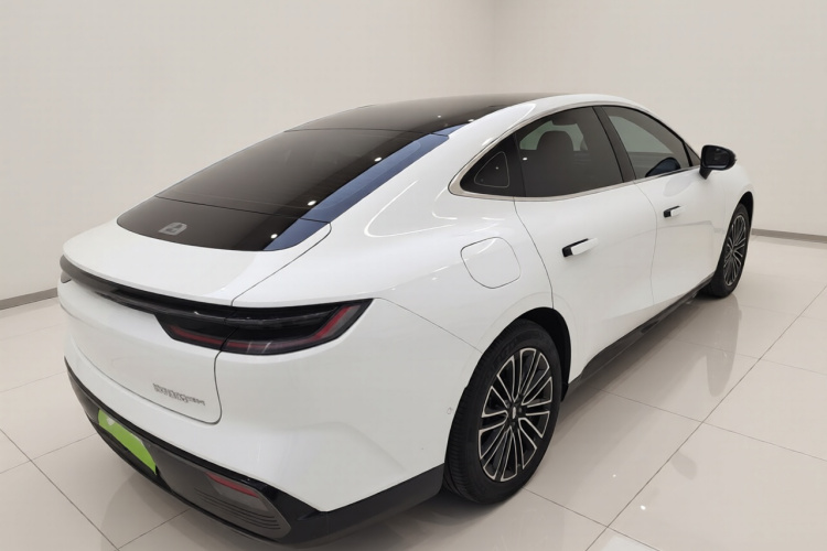 吉利银河 银河星耀8 2025款 130km EM-i 尊享版车身外观7