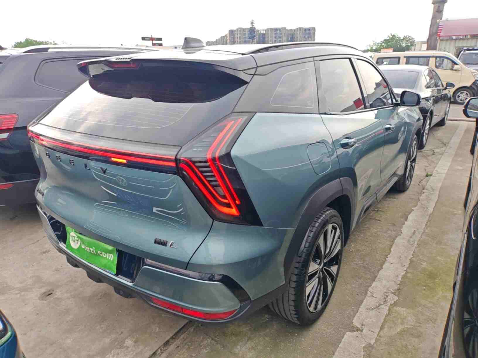 车辆右后45度外观实拍