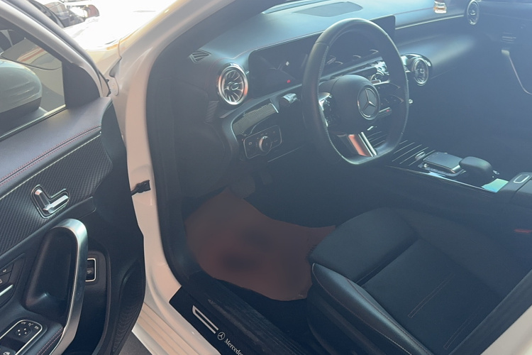 奔驰A级 2023款 A 200 L 时尚型中控内饰7001