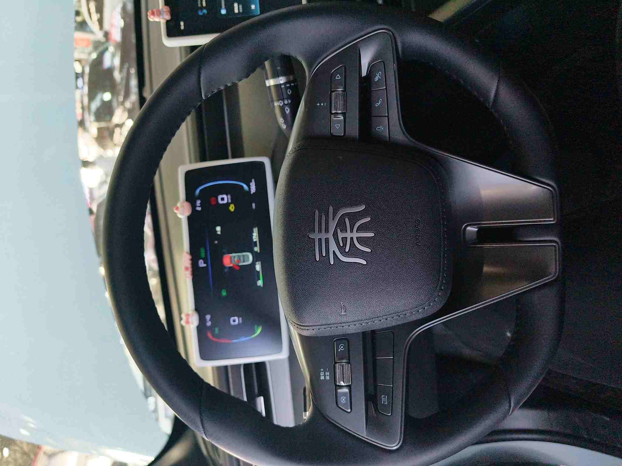 车辆方向盘及中控台实拍