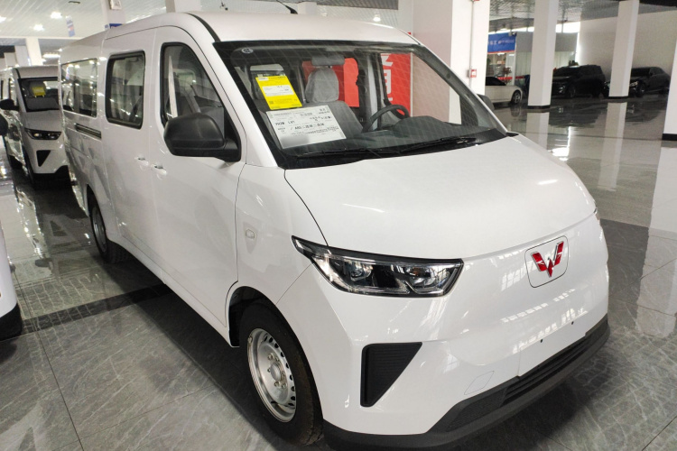 五菱汽车 五菱扬光 2025款 400km 客车版舒适型车身外观3