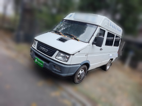 依维柯得意 2020款 2.5T A35客车双胎中顶5-9座国V