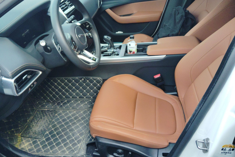 捷豹XEL 2025款 2.0T 250PS R-DYNAMIC 90周年典藏版中控内饰19