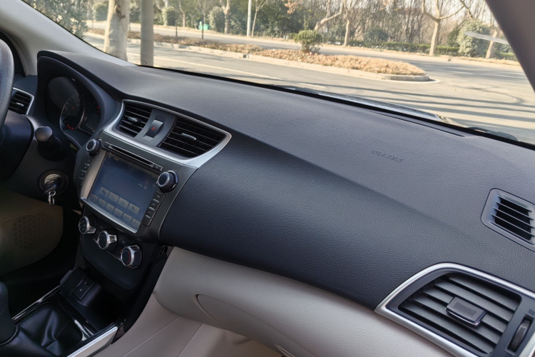 日产 轩逸 2016款 1.6XL 手动豪华版中控内饰7001