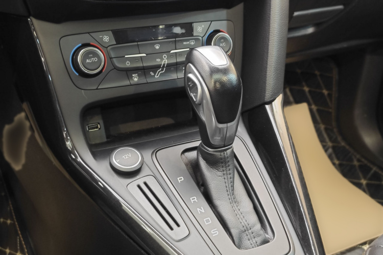 福特 福克斯 2017款 三厢 1.6L 自动风尚型智行版中控内饰7006