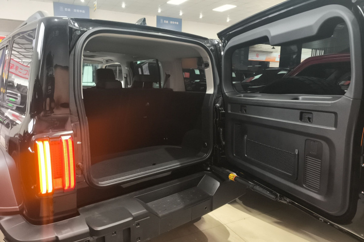 坦克300 2025款 2.4T 柴油版机舱底盘23