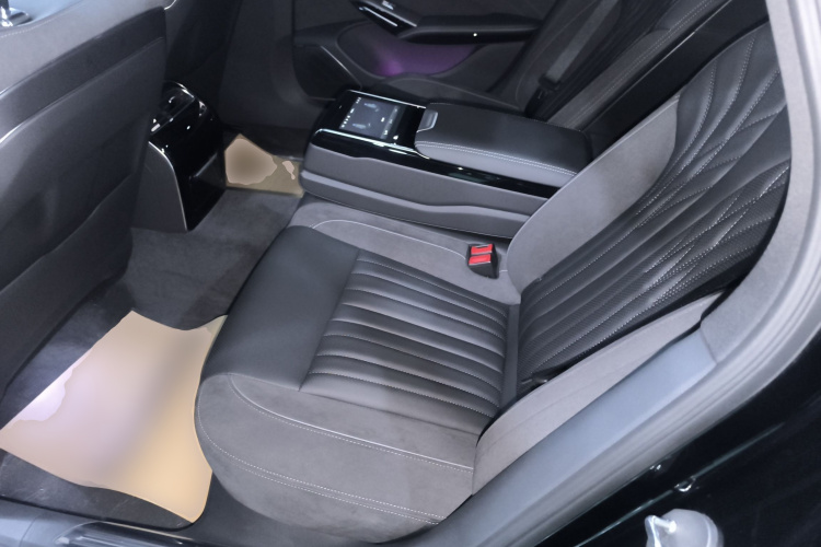 红旗H9 2024款 2.0T 旗享 私享风尚版中控内饰7004