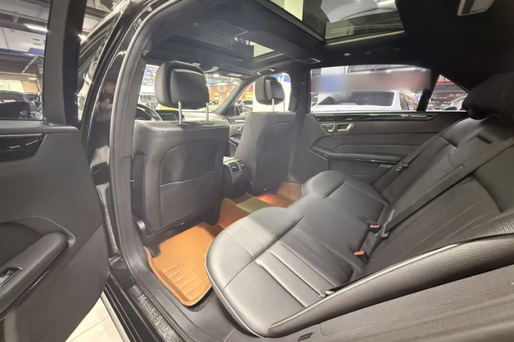奔驰E级 2015款 E 200 L 运动型中控内饰7003