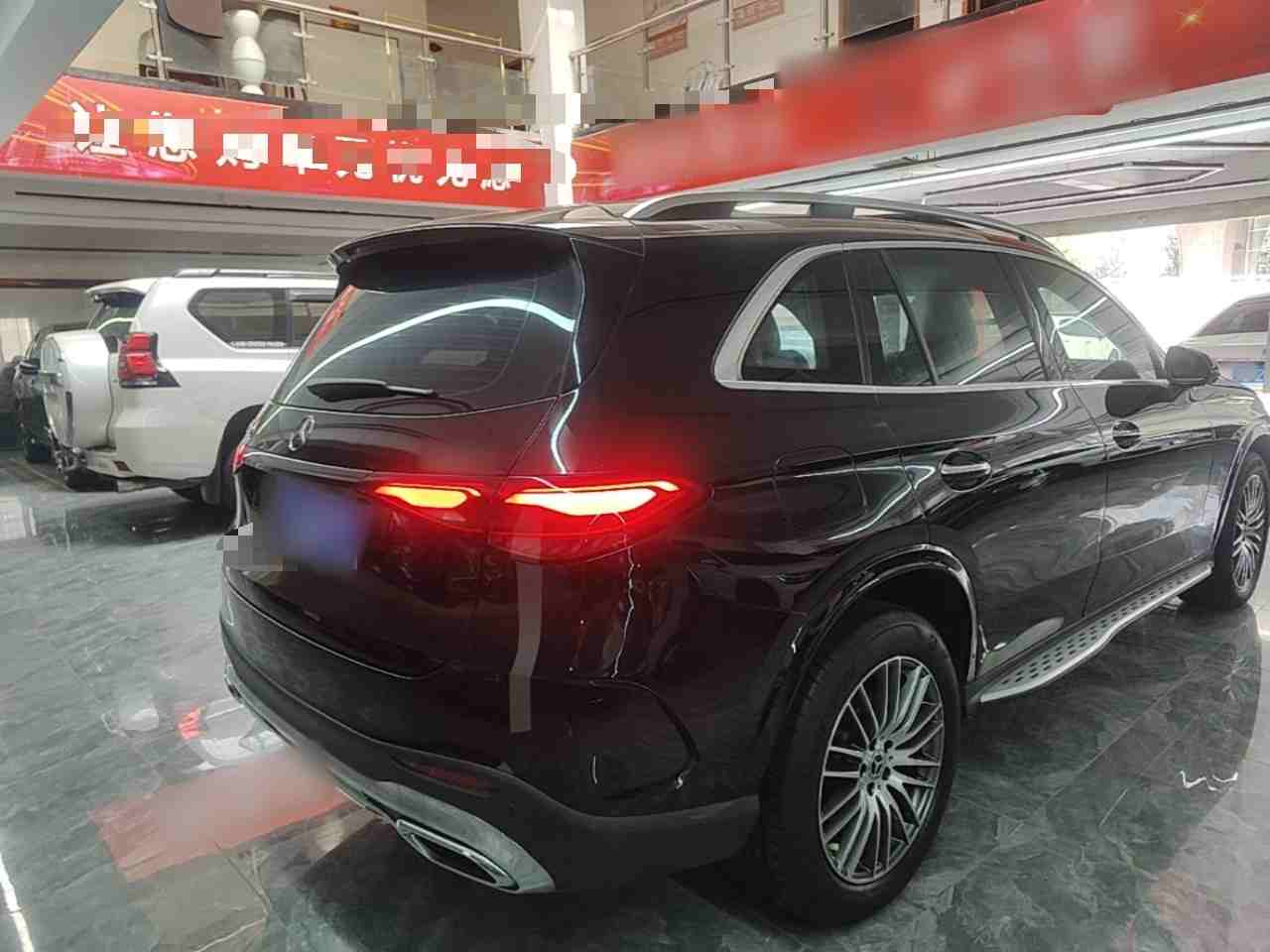 车辆右后45度外观展示