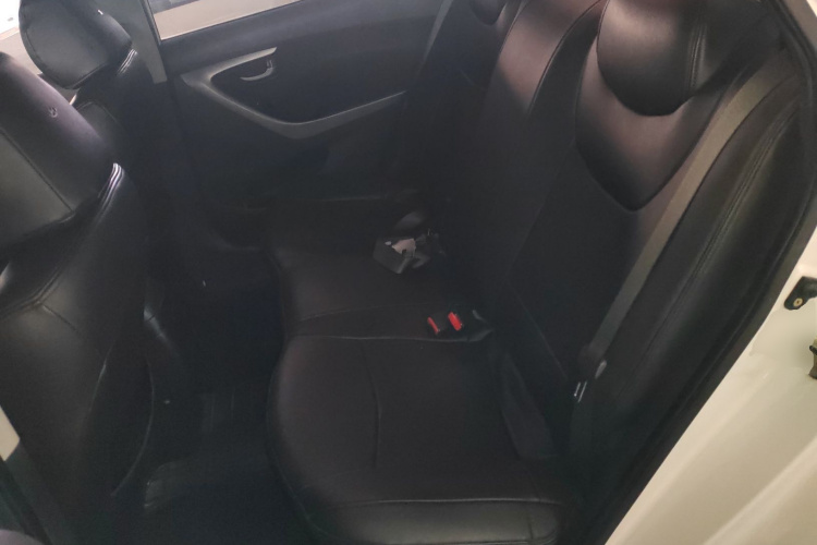 现代 朗动 2015款 1.6L 自动时尚型中控内饰21