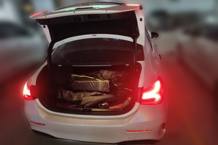 奔驰A级 2021款 A 200 L 运动轿车时尚型局部细节23