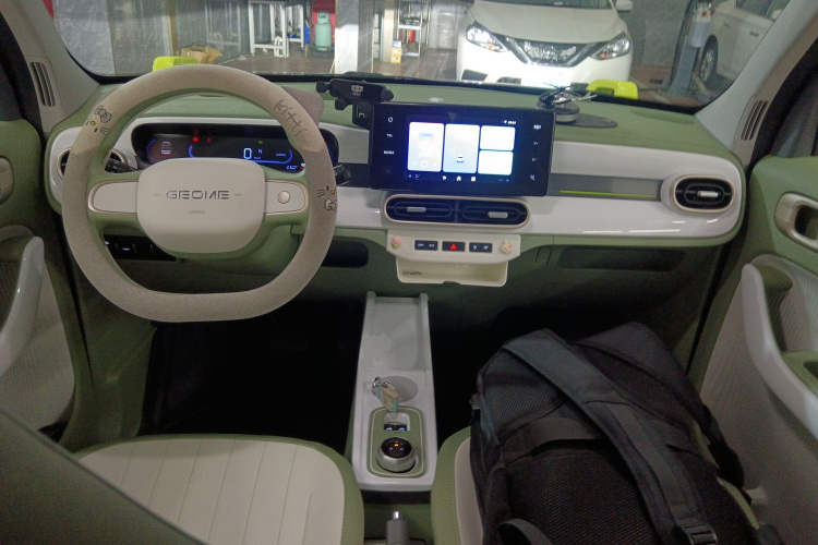 吉利银河 2025款 210km 熊猫骑士中控内饰7002