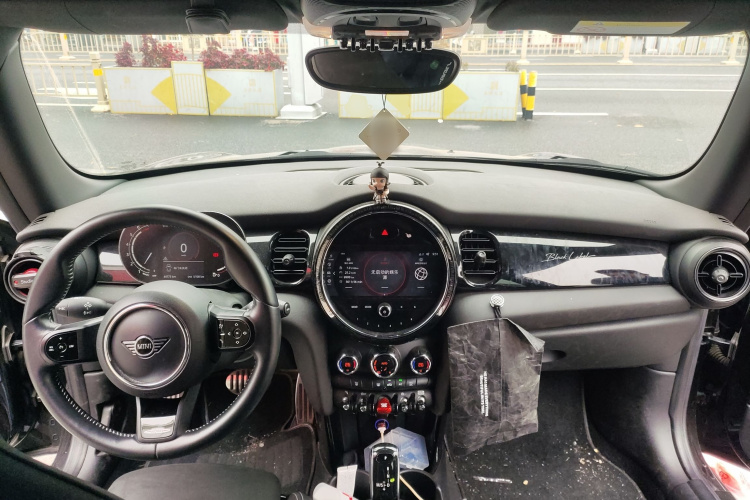 MINI 2022款 1.5T COOPER 黑标特别版中控内饰12