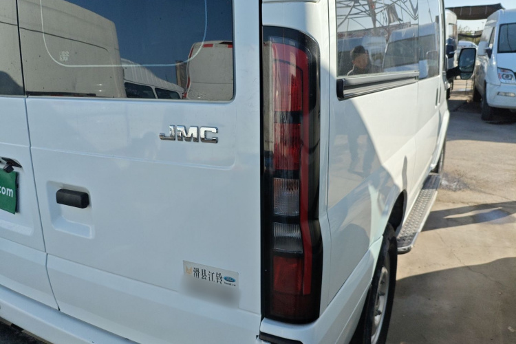 江铃福顺 2023款 2.0T 自动短轴中顶商运型多功能乘用车6座车身外观9