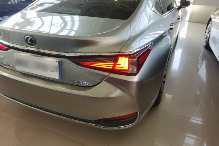 雷克萨斯ES 2018款 200 豪华版 国V车身外观9