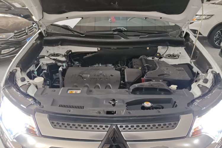 三菱 欧蓝德 2020款 2.0L 两驱畅享版 5座机舱底盘24