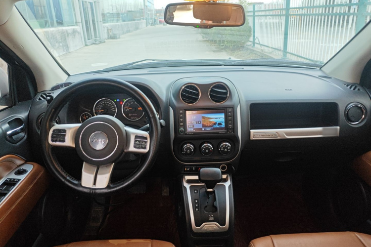 Jeep 指南者(进口) 2014款 改款 2.4L 四驱豪华导航版中控内饰12
