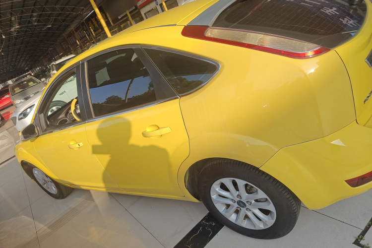 福特 福克斯 2013款 两厢经典 1.8L 自动基本型车身外观4