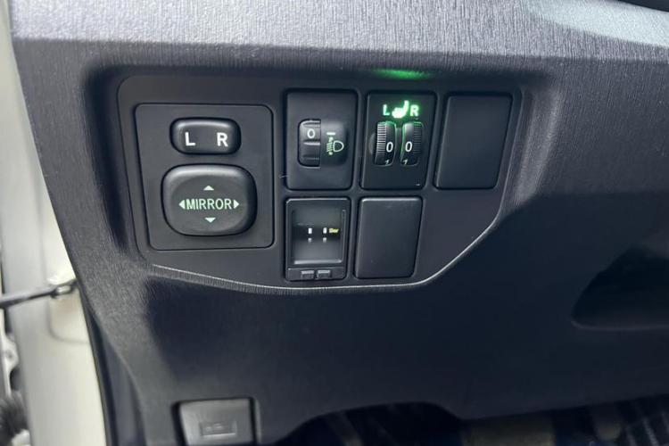 丰田 普锐斯 2012款 1.8L 豪华版中控内饰7010