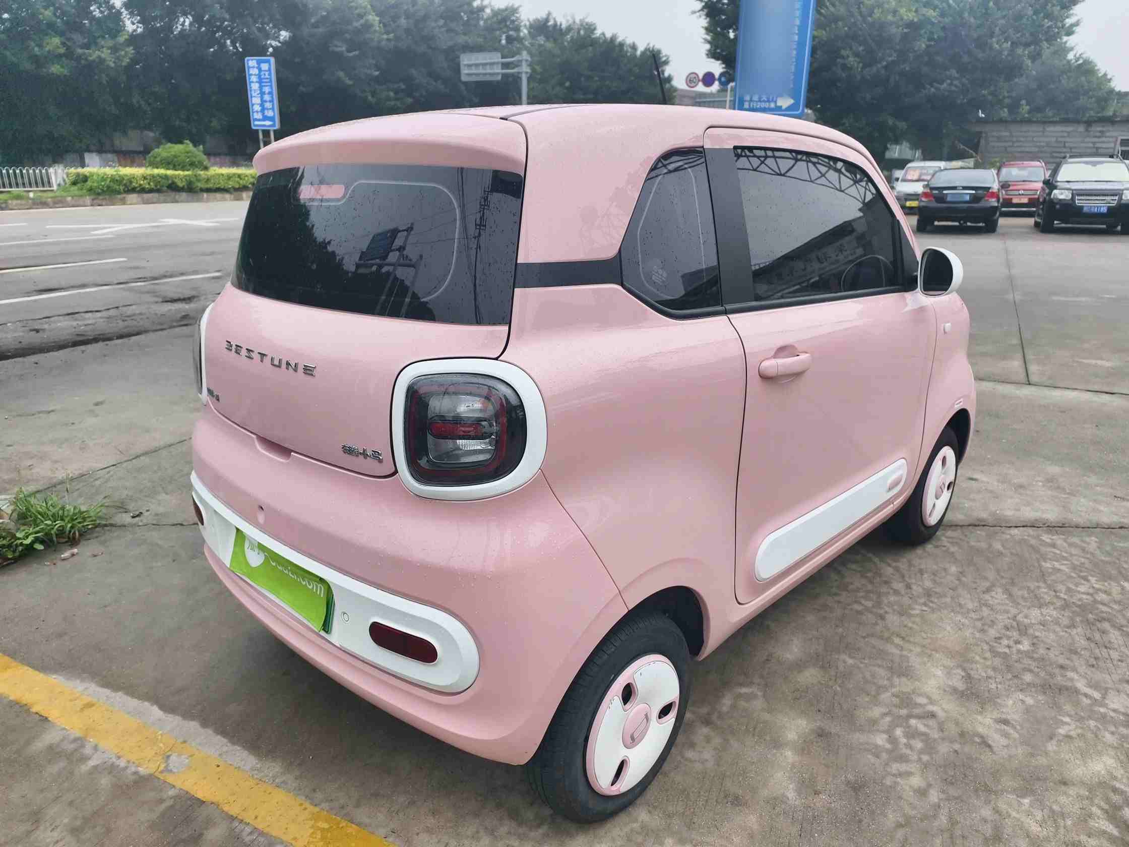 车辆右后45度外观展示