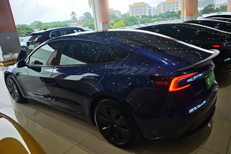 特斯拉 Model 3 2023款 后轮驱动版车身外观4