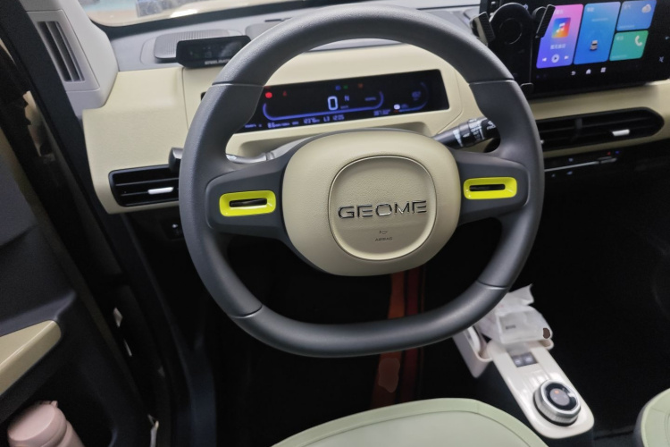 吉利银河 2024款 200km 熊猫骑士中控内饰13