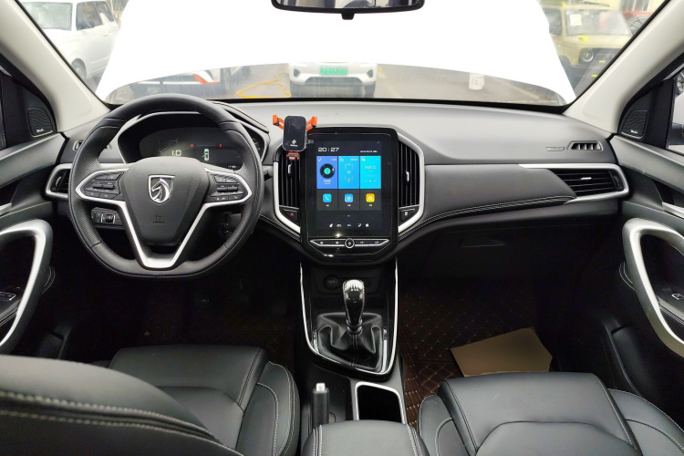 宝骏530 2021款 全球车周年纪念版 1.5T 手动尊贵型 6座中控内饰12